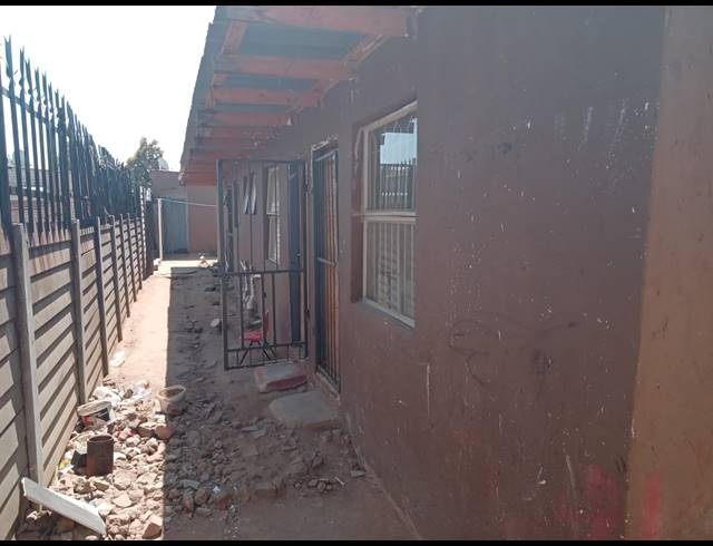 29 BEDROOM FREESTANDING FOR SALE IN KEMPTON PARK EXT 2